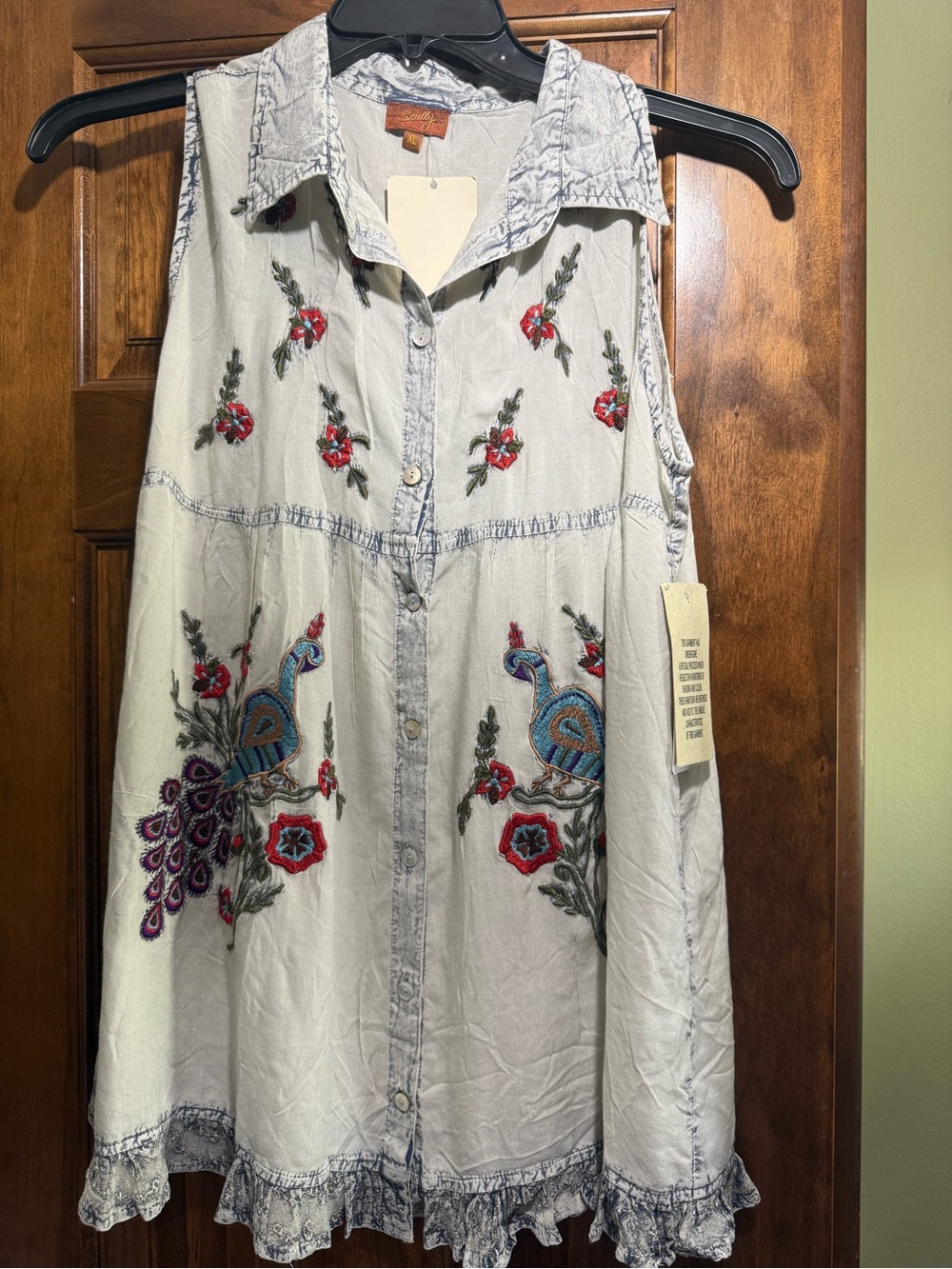 Scully Sleeveless Embroidered Light Gray Button-Front Tunic Top - Peacock Floral